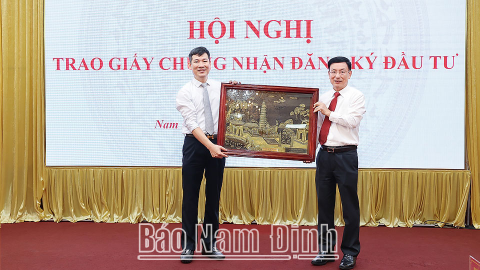 Đồng chí Chủ tịch UBND tỉnh Phạm Đình Nghị tặng lãnh đạo Công ty Cổ phần Giấy GĐT bức tranh Tháp Phổ Minh.